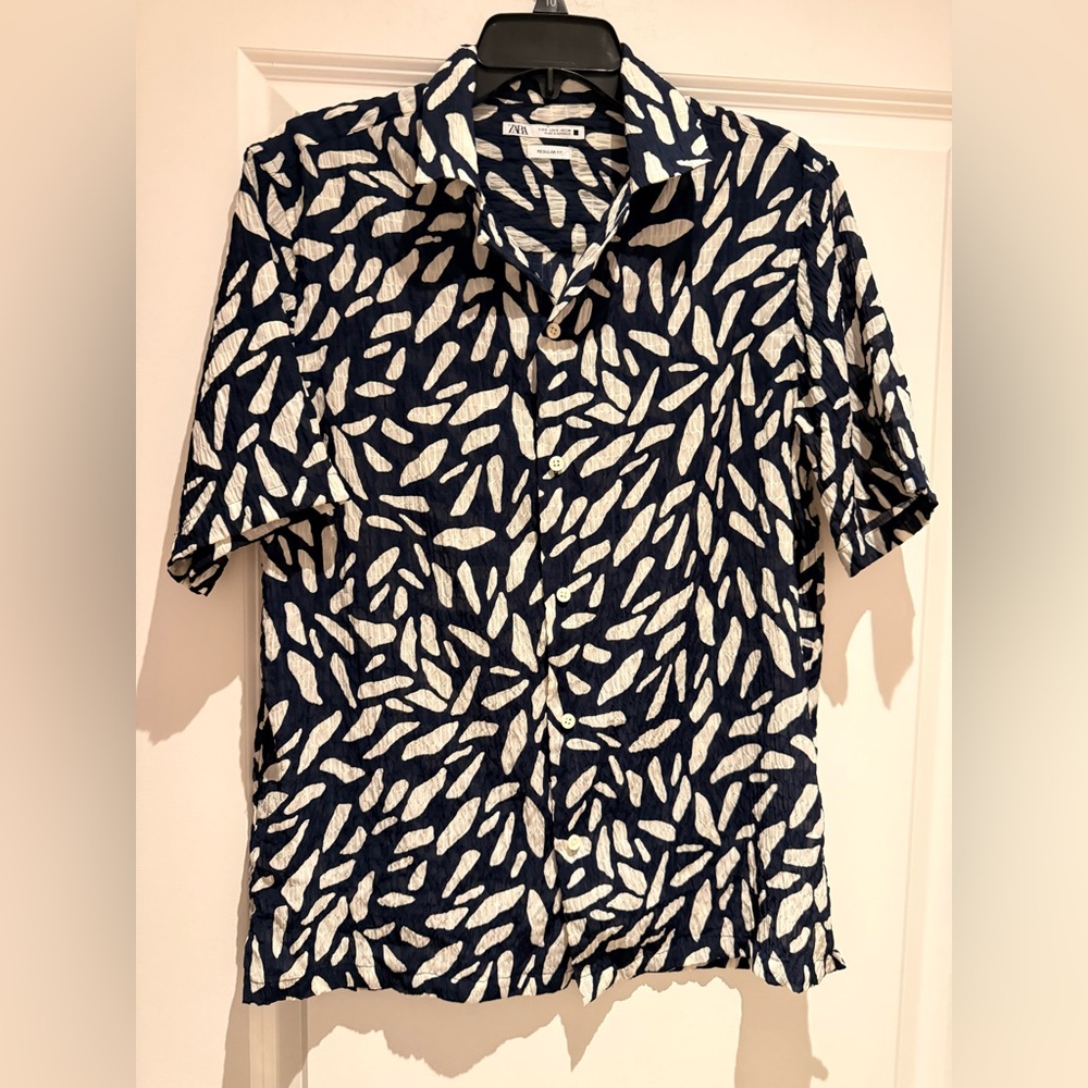 Zara Mens Button Down Small Navy and White Print Casual